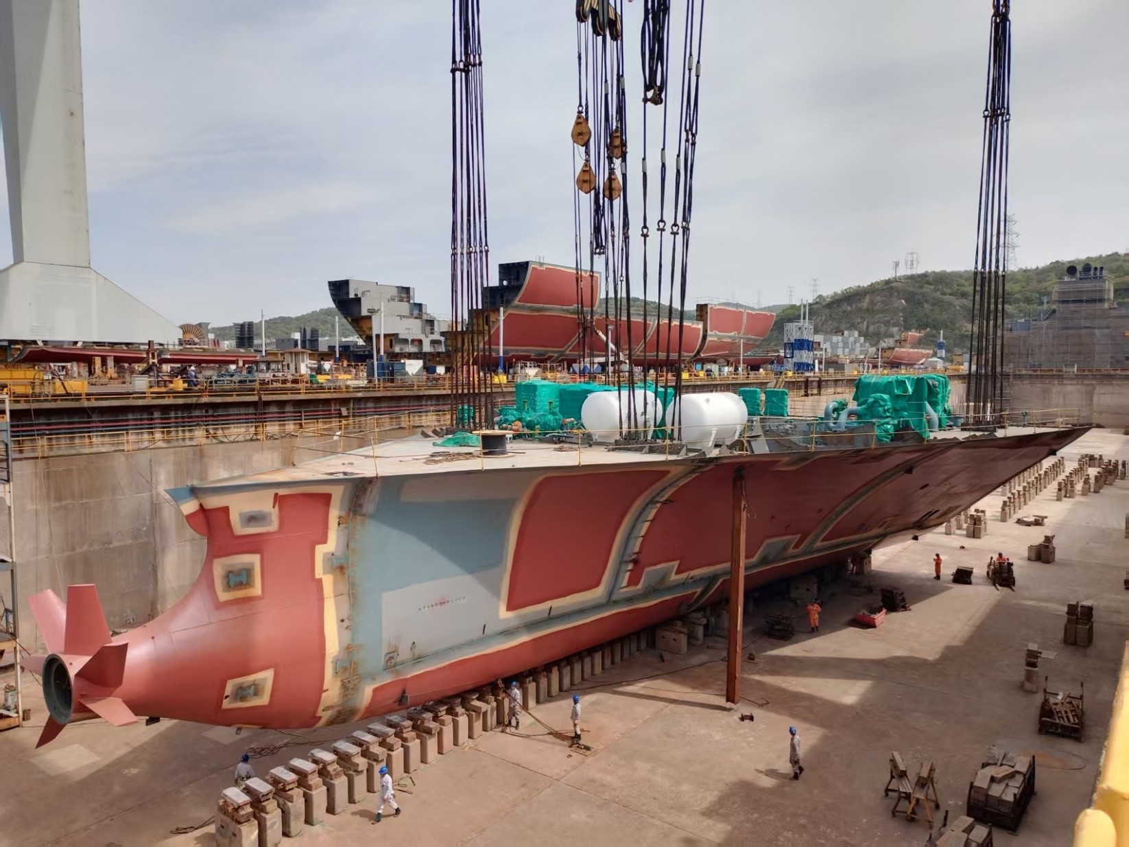 常石造船中國(guó)基地，以全球首艘甲醇燃料 5900TEU 型集裝箱運(yùn)輸船挑戰(zhàn)嶄新的未來